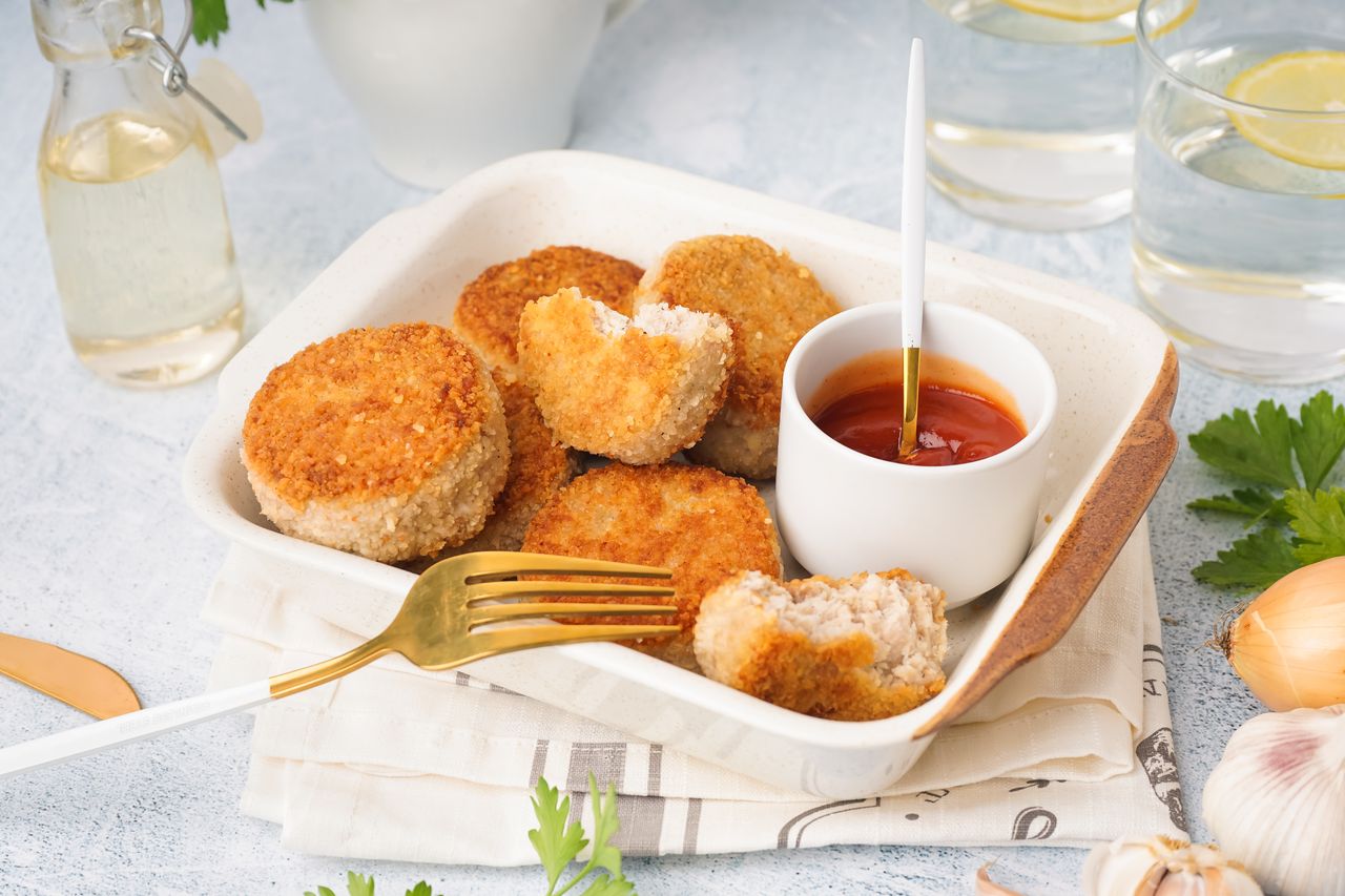 Étiquette de croquettes pour animaux avec ingrédients, protéines et kcal/kg clairement mis en évidence.